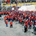 Trabalhadores reunidos em pátio da fábrica de Camaçari