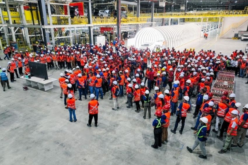 Trabalhadores reunidos em pátio da fábrica de Camaçari