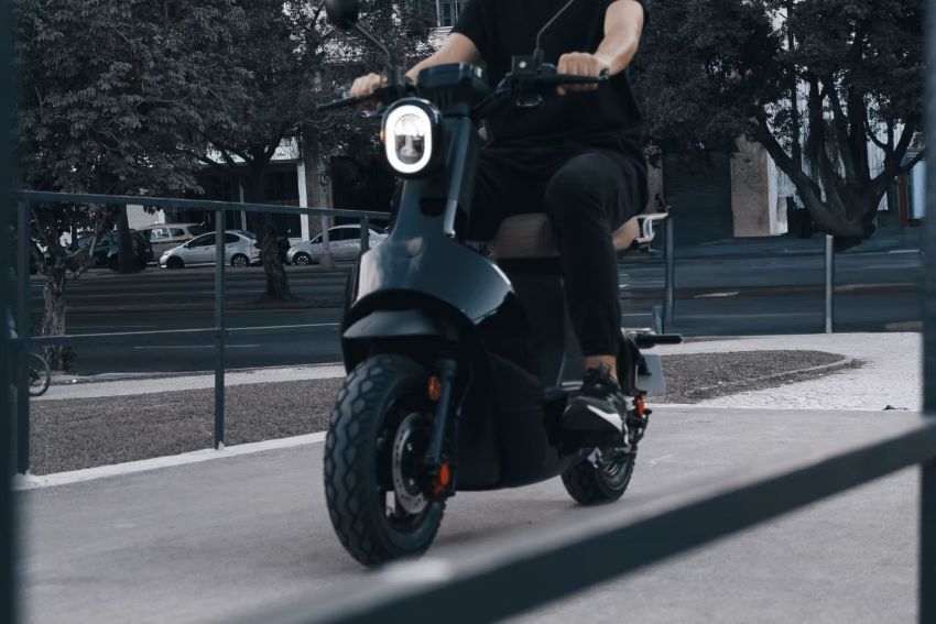 Veículo autopropelido em circulação na rua