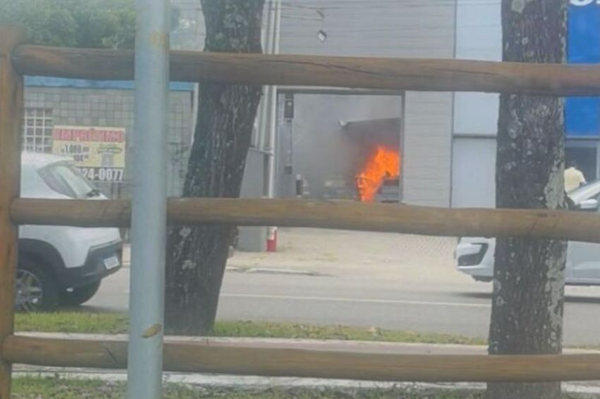 Carro pega fogo dentro de concessionária