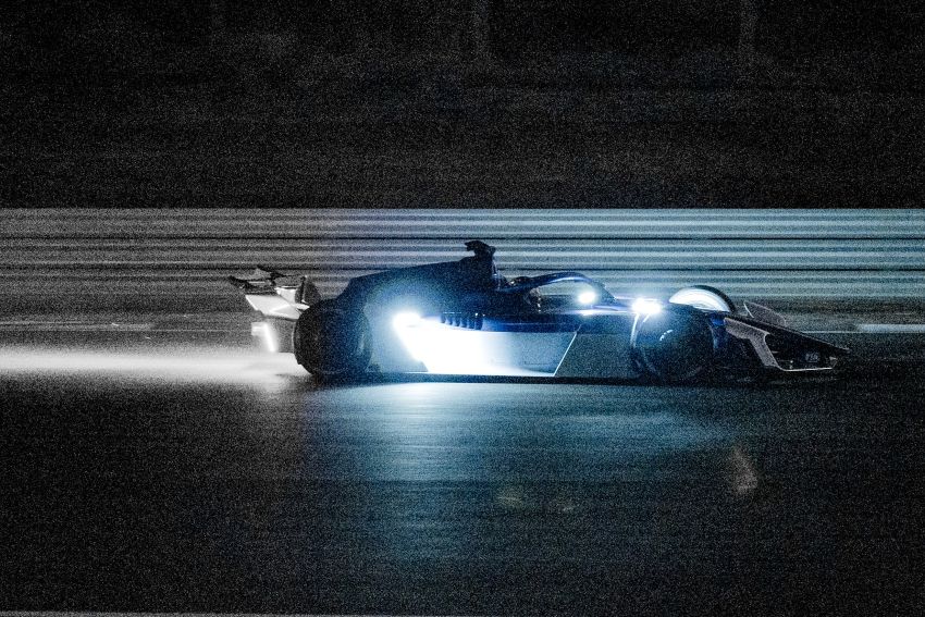 Carro GEN4 acelera em pista durante à noite