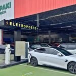 Carro elétrico faz recarga em estacionamento de supermercado