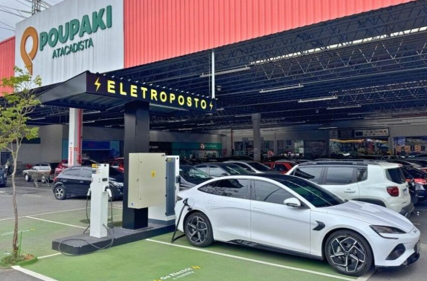 Carro elétrico faz recarga em estacionamento de supermercado