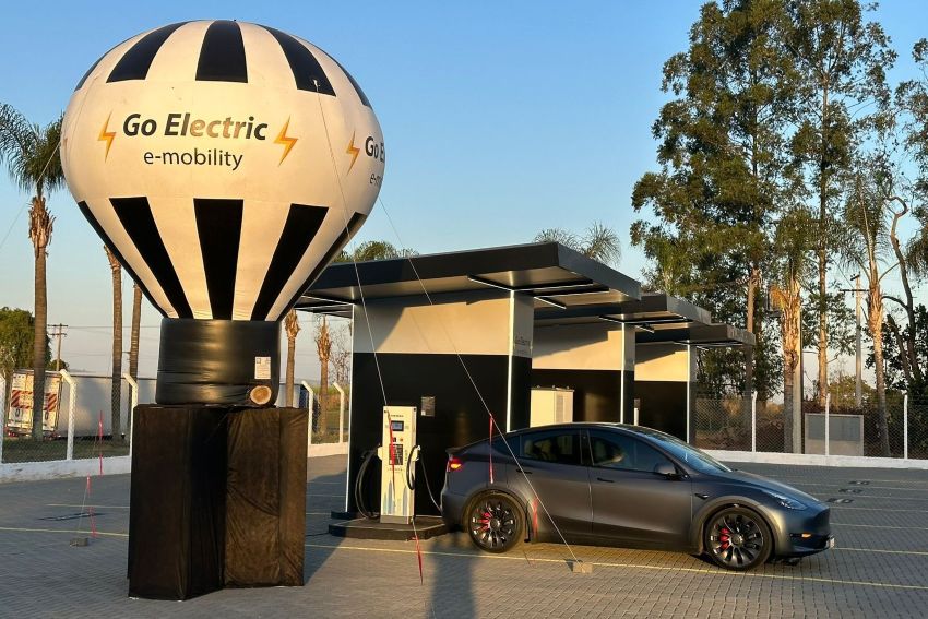 Eletroposto da Go Electric decorado com balão preto e branco