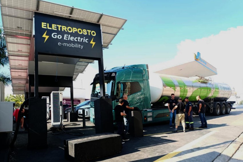 Caminhão elétrico recebe recarga em eletroposto da Go Electric