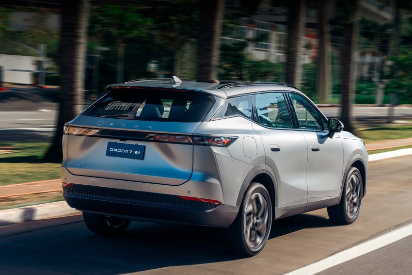 Omoda 7 PHEV acelerando