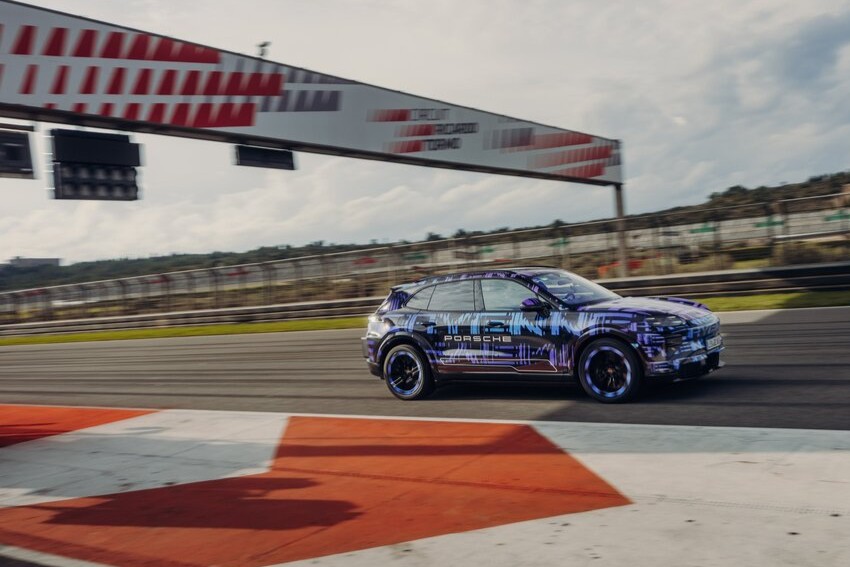 Porsche Cayenne elétrico é fotografado em circuito da Fórmula E