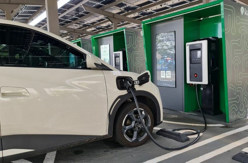 Carro elétrico carregando