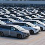 Diversos modelos Xpeng X9 estacionados lado a lado em pátio