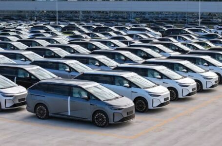 Diversos modelos Xpeng X9 estacionados lado a lado em pátio