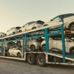 Carros sendo transportados pelo caminhão