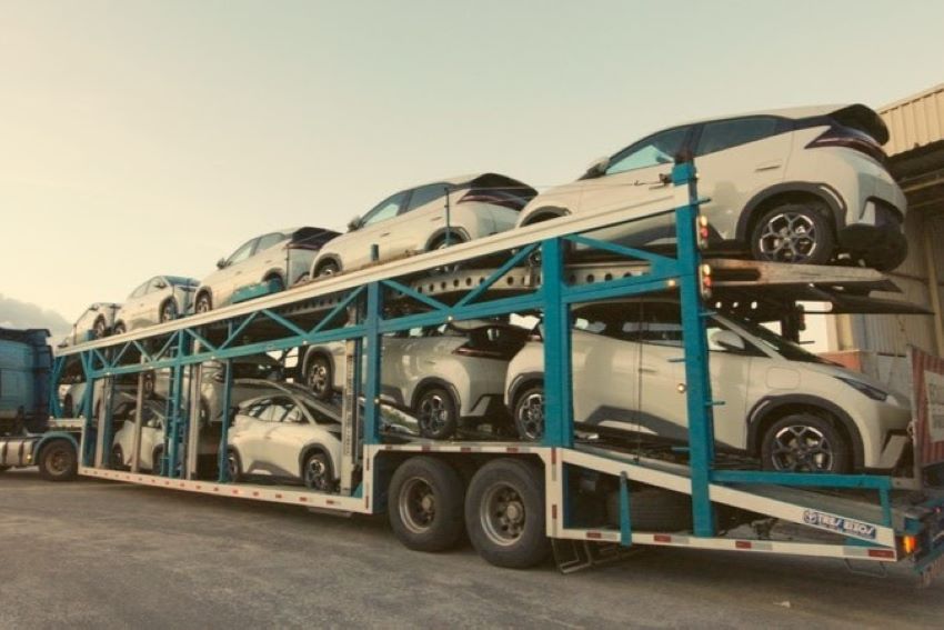 Carros sendo transportados pelo caminhão