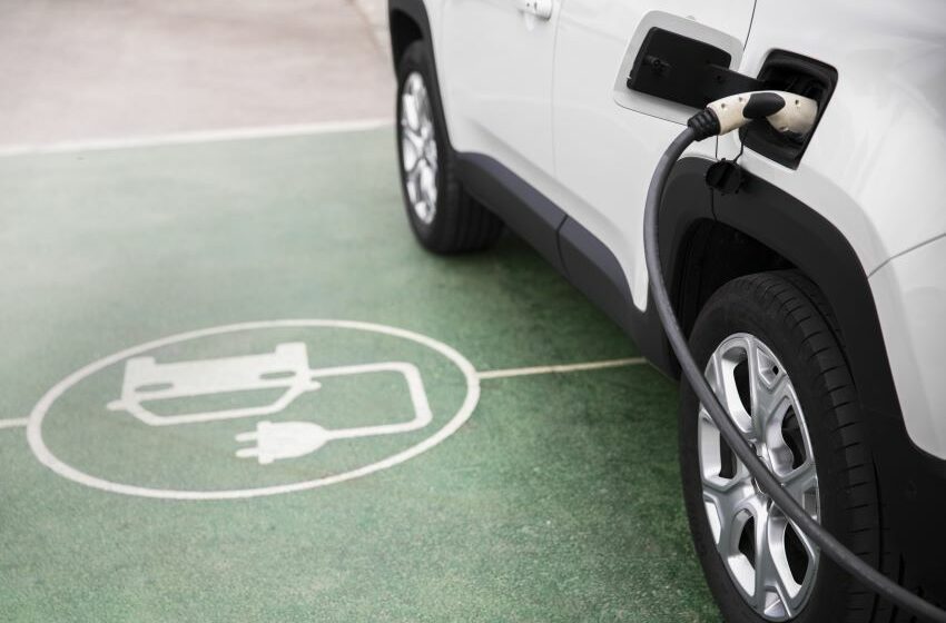 Carro elétrico na estação de recarga