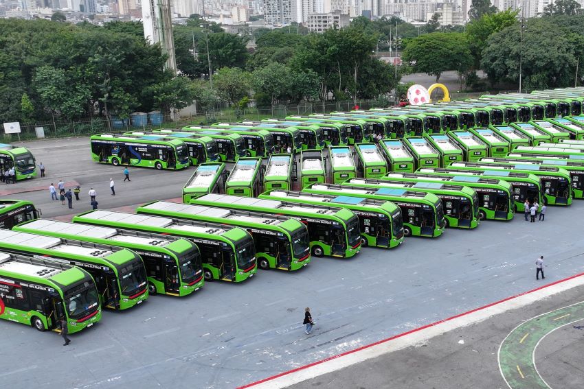 Ônibus da Eletra sendo entregues