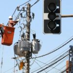 Trabalhador atuando na reparação de fios de energia elétrica em São Paulo