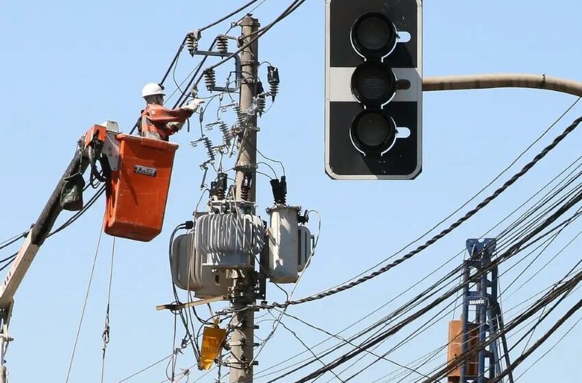 Trabalhador atuando na reparação de fios de energia elétrica em São Paulo