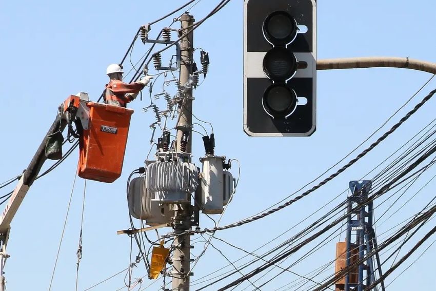 Trabalhador atuando na reparação de fios de energia elétrica em São Paulo