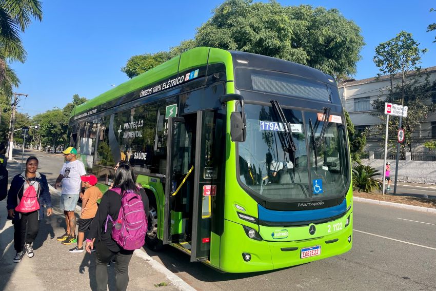 Ônibus elétrico que leva as pessoas para o Distrito Anhembi