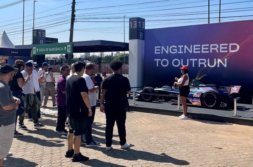 Público tirando foto nos espaços da Fórmula E