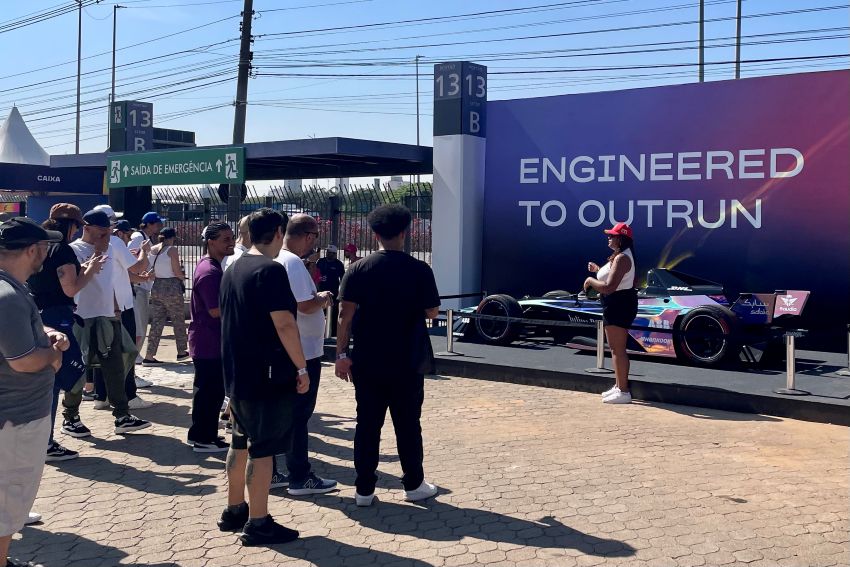 Público tirando foto nos espaços da Fórmula E
