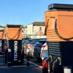 Eletroposto Duracell tem mesma identidade visual das pilhas da marca, nas cores preta e cobre