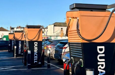 Eletroposto Duracell tem mesma identidade visual das pilhas da marca, nas cores preta e cobre