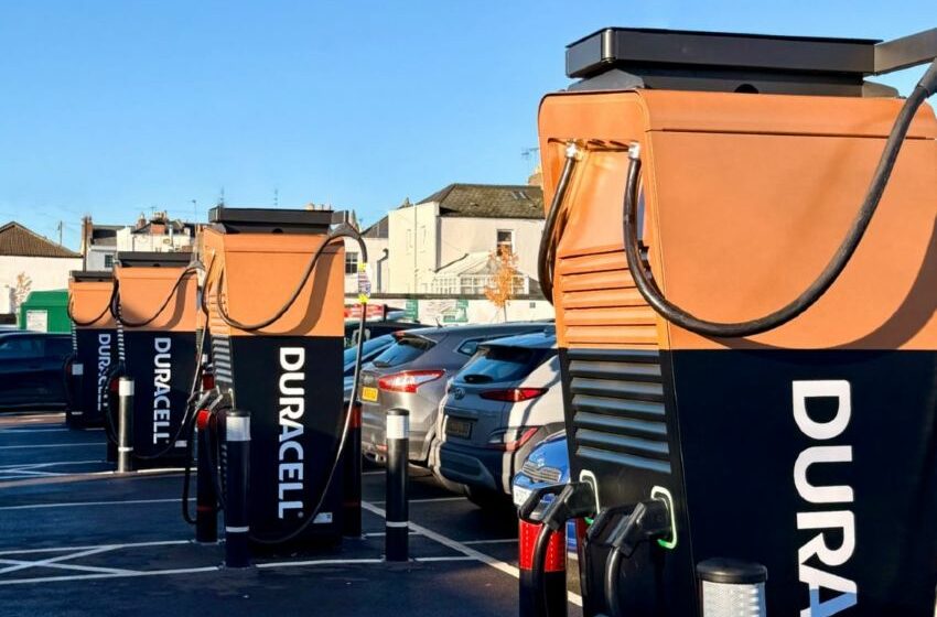 Eletroposto Duracell tem mesma identidade visual das pilhas da marca, nas cores preta e cobre