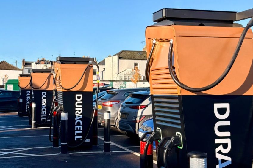 Eletroposto Duracell tem mesma identidade visual das pilhas da marca, nas cores preta e cobre