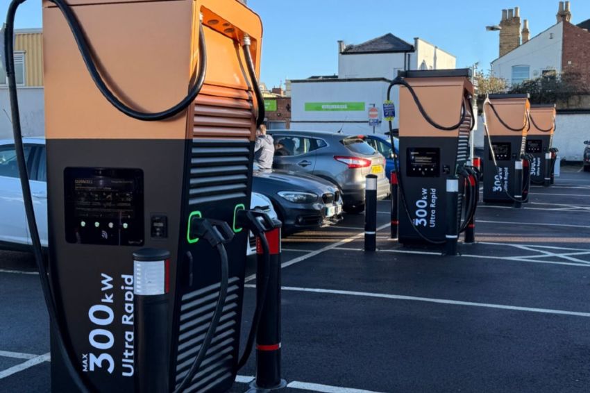 Estações de recarga da Duracell tem as mesmas cores das pilhas