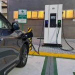 carro elétrico em eletroposto