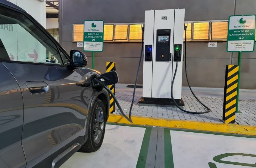 carro elétrico em eletroposto