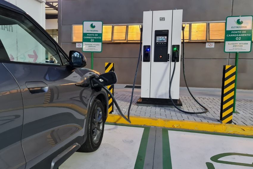 carro elétrico em eletroposto