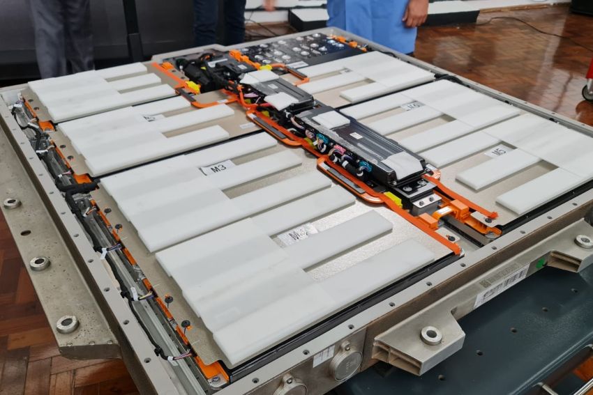 Bateria da CATL exposta em oficina