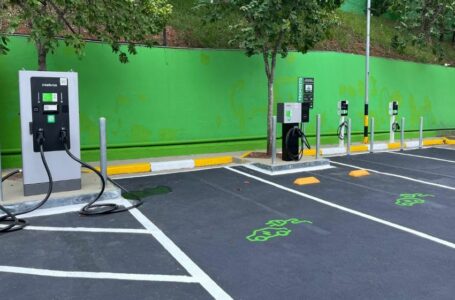 Carregadores disponíveis em loja da Leroy Merlin