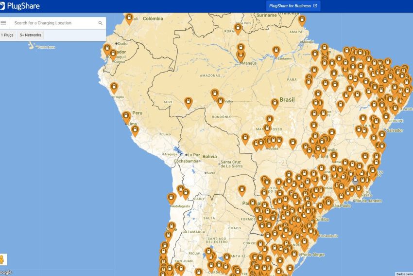 Mapa do PlugShare com eletropostos em destaque