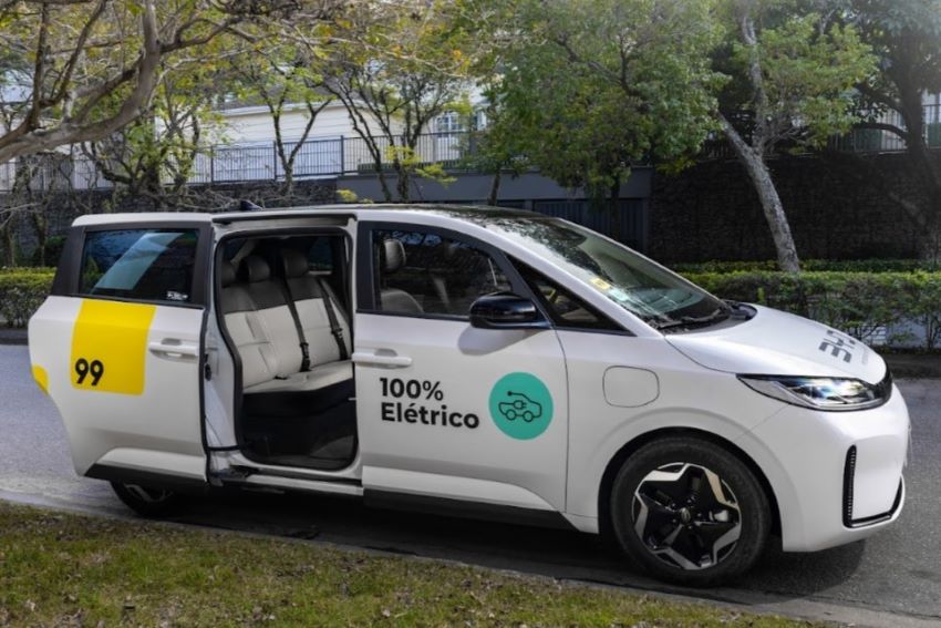 Carro da BYD com a 99