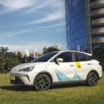 Carro elétrico com os adesivos da 99 e da Aliança pela Mobilidade Sustentável