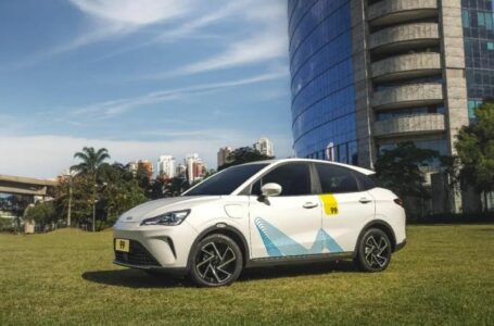 Carro elétrico com os adesivos da 99 e da Aliança pela Mobilidade Sustentável