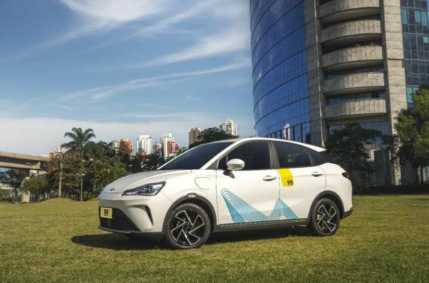 Carro elétrico com os adesivos da 99 e da Aliança pela Mobilidade Sustentável