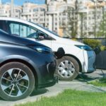 Dois carros carregando