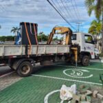 Caminhão transporta na carroceria estação de recarga apreendido