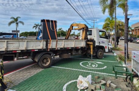 Caminhão transporta na carroceria estação de recarga apreendido
