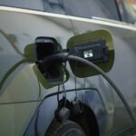 Carro elétrico carregando