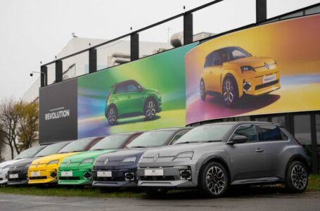 Carros elétricos produzidos pela Renault, na França