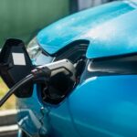 Carro elétrico carregando