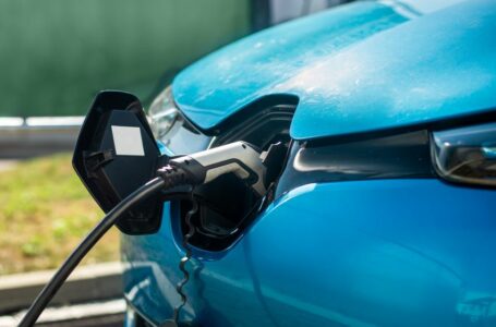 Carro elétrico carregando