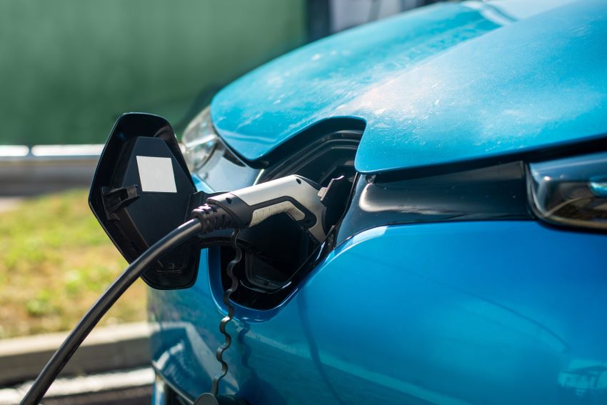 Carro elétrico carregando