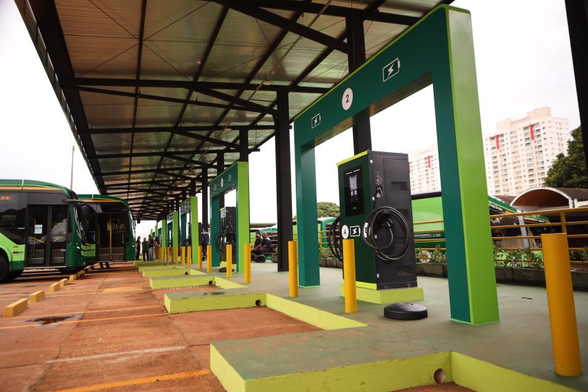 Imagem mostra estações de recarga lado a lado
