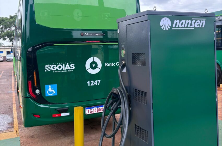 Imagem mostra ônibus elétrico e carregador do BRT Goiânia