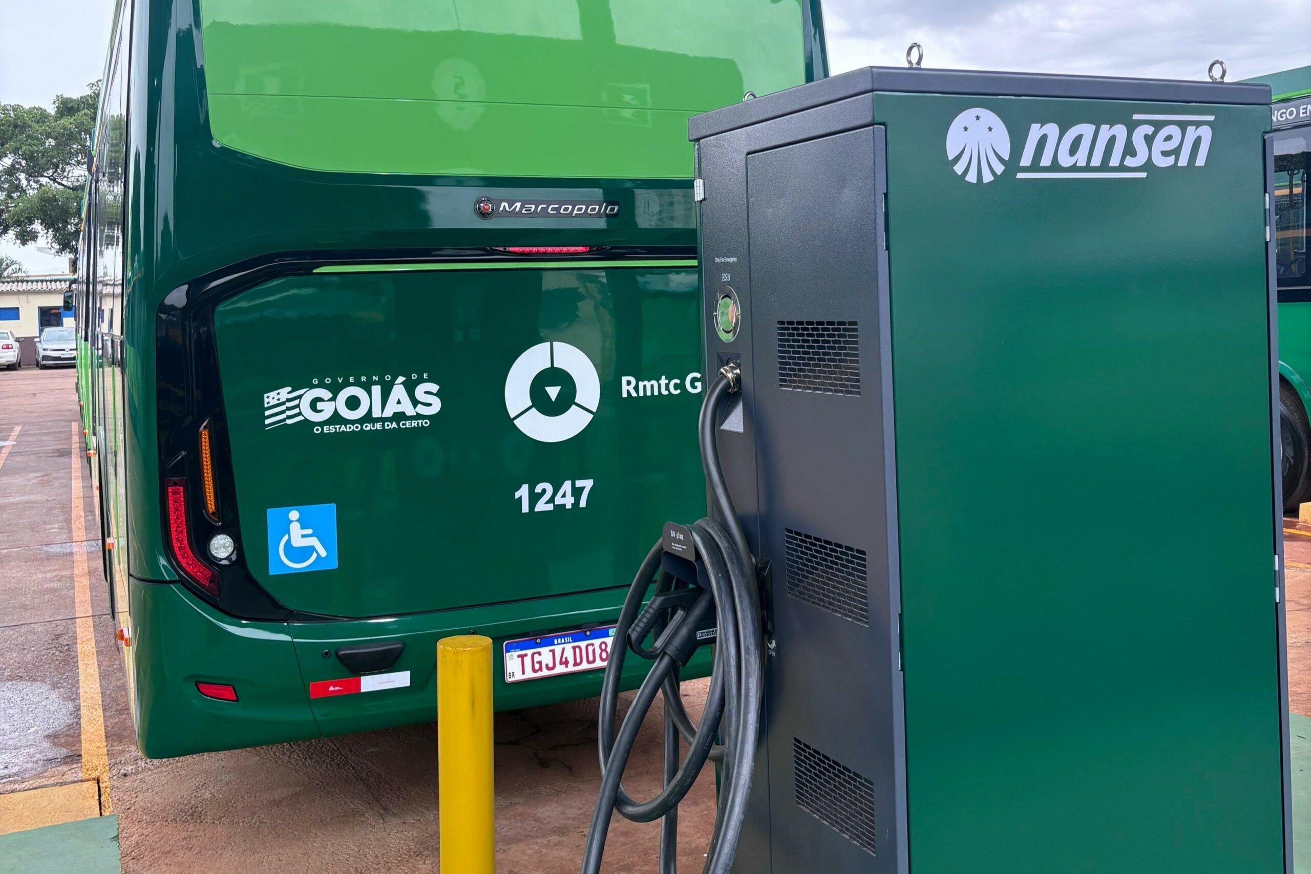Imagem mostra ônibus elétrico e carregador do BRT Goiânia